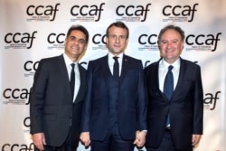 Fransa Cumhurbaşkanı Emmanuel Macron CCAF eş başkanları Ara Toranyan (sağda) ve Murat Papazyan (solda)