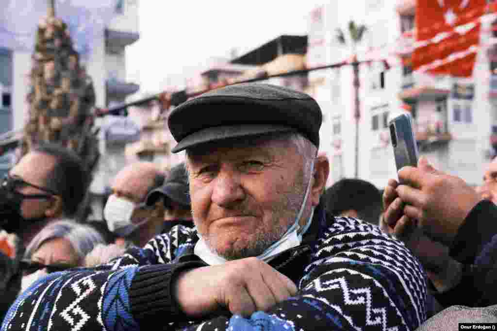 CHP Genel Başkanı Kemal Kılı&#231;daroğlu, erken se&#231;im &#231;ağrısıyla başlattığı &quot;Milletin Sesi&quot; miting serisinin ilkini Mersin&#39;de d&#252;zenledi