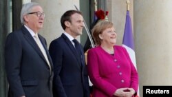 (Soldan sağa) AB Komisyonu Başkanı Juncker - Fransa Cumhurbaşkanı Macron - Almanya Başbakanı Merkel